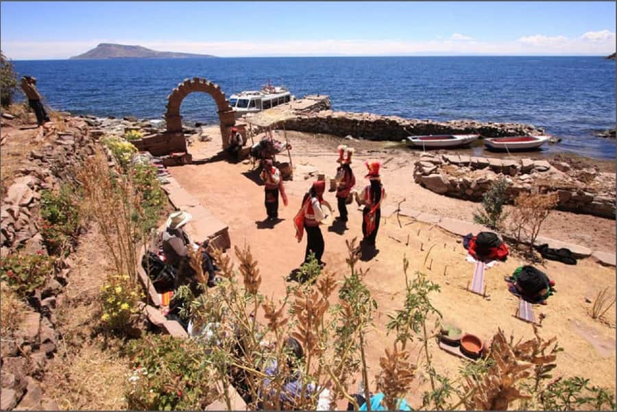 Puno: Full-Day Tour of Lake Titicaca and Uros & Taquile - Taquile weaving cooperative: watching skill up close