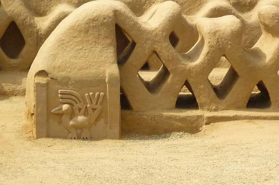 Pyramids of the Sun and the Moon, Huanchaco and Chan Chan - Chan Chan, Nik An, ceremonial squares, granaries, and cemeteries