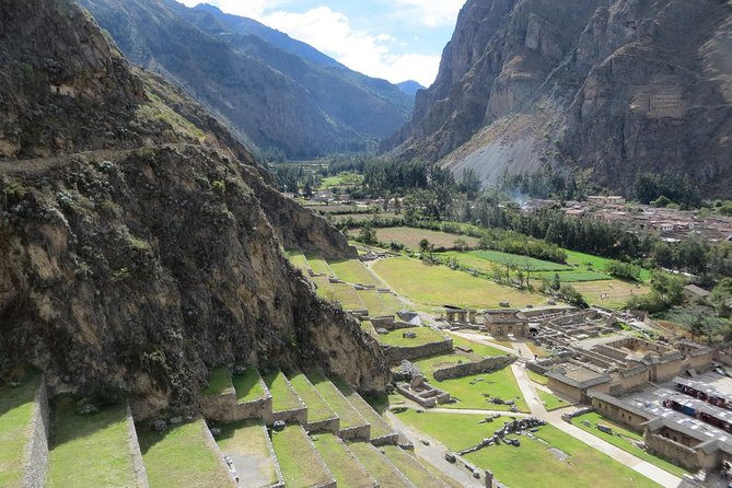 Super Sacred Valley: Chinchero - Salt Mines - Moray & Ollantaytambo - Chinchero weaving at 3,800 m: dye, threads, and a real market stop