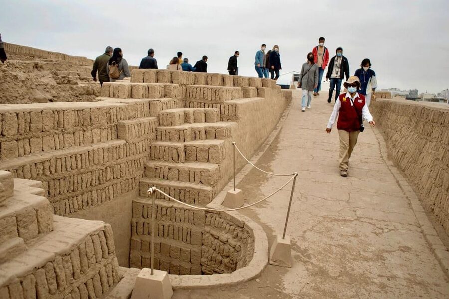 Tour Huaca Pucllana: Pyramids and Pre-Columbian Antiquity - Exploring the Pyramids and Pre-Inca Structures