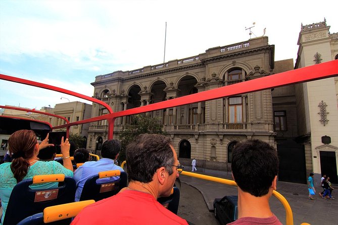 Tour Lima de día en bus panorámico + Catacumbas de San Francisco - Walking the historic center: where government buildings cluster